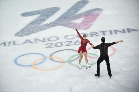 Minerva Hase und Nikita Volodin auf dem Eis bei den Olympischen Winterspielen Mailand Cortina 2026.