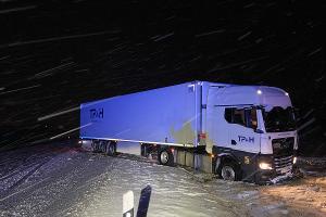 Sattelschlepper behindert Fahrstreifen