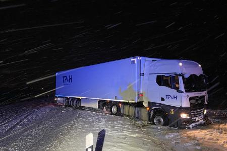 Sattelschlepper behindert Fahrstreifen