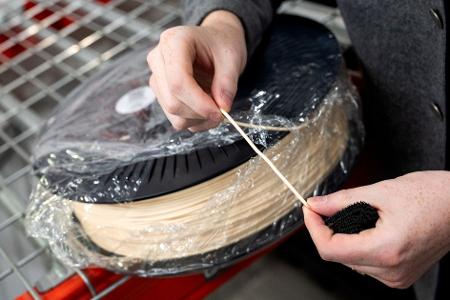 Aus diesem Kunststoff entstehen in den 3D-Druckern innerhalb von 12 bis 24 Stunden die Schuhe.