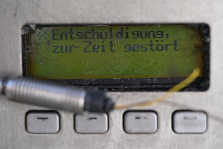 Der Störungshinweis im Display eines kaputten öffentlichen Telefons liest sich so, als würde die Störung irgendwann mal behoben - das wird aber nicht mehr passieren.