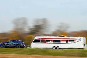Cayenne Electric, Zugwagen, Wohnwagengespann, Porsche, fahrend