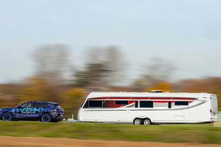 Cayenne Electric, Zugwagen, Wohnwagengespann, Porsche, fahrend