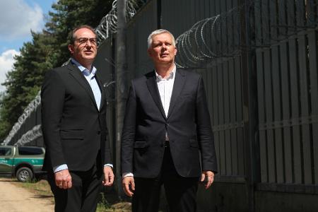 Bundesinnenminister Alexander Dobrindt (CSU) nennt funktionierende Außengrenzkontrollen als eine Voraussetzung für ein Ende der deutschen Binnengrenzkontrollen. (Archivfoto)