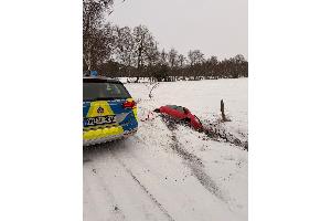 Ein Pkw rutsche in Worpswede bei glatter Fahrbahn in einen Graben.