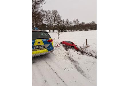 Ein Pkw rutsche in Worpswede bei glatter Fahrbahn in einen Graben.