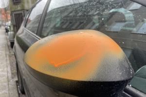 angesprühter Außenspiegel