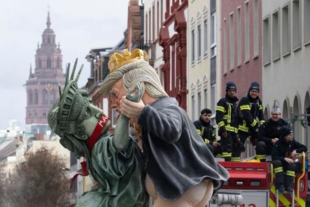 Auf einem Mainzer Motivwagen bedrängte US-Präsident Trump die Freiheitsstatue. 