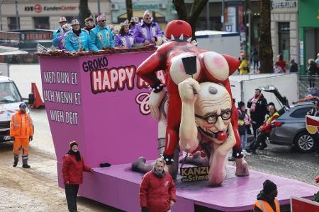 Autsch - Bundeskanzler Friedrich Merz wurde von den Karnevalisten in ein Sadomaso-Outfit gesteckt.