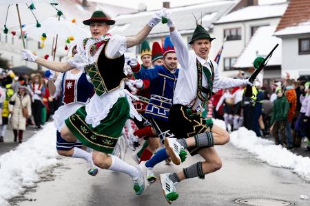 Die Springerpärchen tanzen beim traditionellen Springerzug in Herbstein am Rosenmontag.