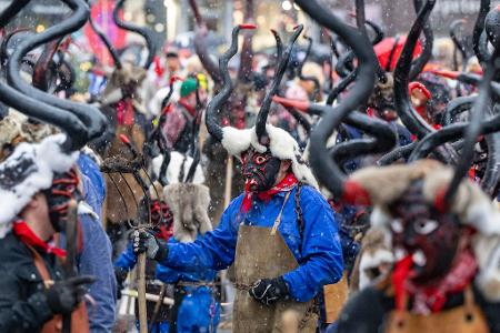 Zahlreiche Teufel aus einer uralten Tradition sind unterwegs beim traditionellen Sühudi Umzug anlässlich der Fasnacht in Einsiedeln.