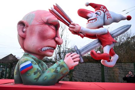 Ein Mottowagen auf dem Putin die Düsseldorfer Karnevalsfigur Hoppeditz aufspießt, fährt aus der Wagenbauhalle in Düsseldorf. 
