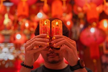 Ein chinesischer Thai betet im chinesischen Tempel Leng Nuei Yee in Bangkok vor dem chinesischen Neujahrsfest.
