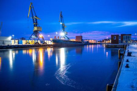 Eine Eisschicht hat sich auf der Wasserfläche in einem Becken des Seehafens in Wismar an der Ostsee gebildet.