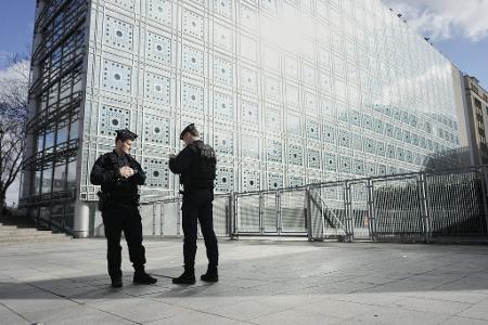 Im Zuge von Ermittlungen gegen Frankreich Ex-Kulturminister Jack Lang wurde das Pariser 