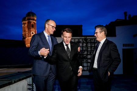 Bundeskanzler Friedrich Merz, Frankreichs Präsident Emmanuel Macron und der britische Premier Keir Starmer trafen sich auf der Münchner Sicherheitskonferenz. (Archivbild)