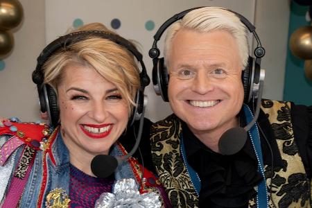 Rosenmontagszug: Pralinenschachtel trifft Sabine Heinrich am Kopf