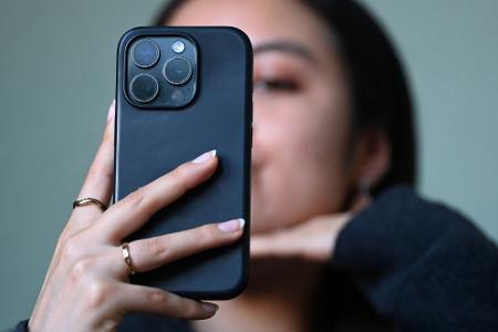 Ein Selfie für die nächste Instagram-Story - das könnte für Kinder- und Jugendliche bis zu einer bestimmten Altersgrenze künftig tabu sein. (Symbolbild)