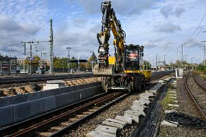 Pendler müssen weiter Geduld beweisen: Die Sanierung der Strecke Hamburg-Berlin verzögert sich. (Archivbild)