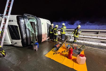 Die Feuerwehr arbeitet am verunfallten Sattelzug