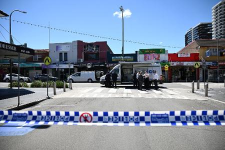 Ein Mann griff auf offener Straße Menschen an. 