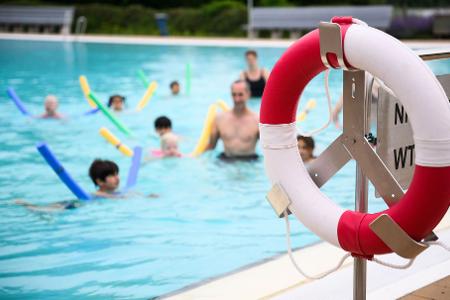 Die DLRG-Lebensretter haben bei den Mitgliederzahlen erstmals die Marke von 200.000 Kindern geknackt. (Archivbild)