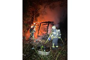 Einsatzkräfte während der laufenden Löscharbeiten