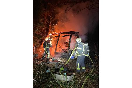 Einsatzkräfte während der laufenden Löscharbeiten