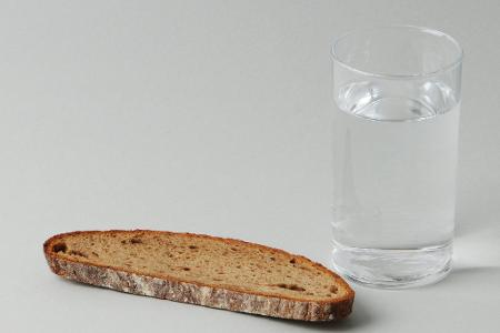 Es muss nicht strikter Verzicht beim Essen sein - Fasten kann sich auch auf TV oder Autofahren beziehen. (Archivbild)