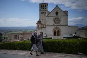 Der Heilige Franz von Assisi ruht in der Basilika San Francesco. (Archivbild)