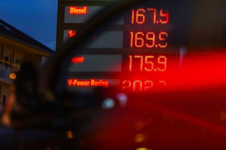 Während Strom und Gas erschwinglicher wurden, mussten Autofahrer an der Tankstelle für Sprit tiefer in die Tasche greifen. (Symbolbild)
