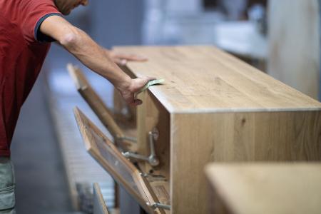 Hersteller und Händler haben damit zu kämpfen, dass viele Verbraucher bei Möbeln sparen. (Archivbild)