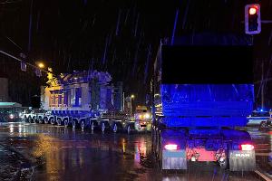 Aufgrund der Höhe des Trafos kam es beim Abbiegen auf die Viktoriastraße zum Kontakt mit einer Ampel. Foto: Polizei Minden-Lübbecke