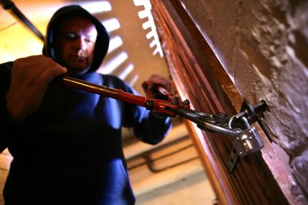 Symbolbild: Achtung, Einbrecher am Werk!