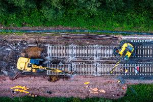 Pendler müssen weiter Geduld beweisen: Die Sanierung der Strecke Hamburg-Berlin verzögert sich. (Archivbild)