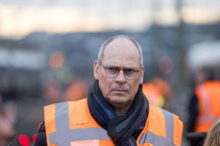Hofft wie die Fahrgäste auf besseres Wetter: Der Vorstand Infrastrukturplanung und -projekte bei der DB InfraGo, Gerd-Dietrich Bolte. (Archivbild)