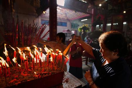 Chinesen beten in einem Tempel während der Neujahrsfeierlichkeiten in Chinatown in Yangon.