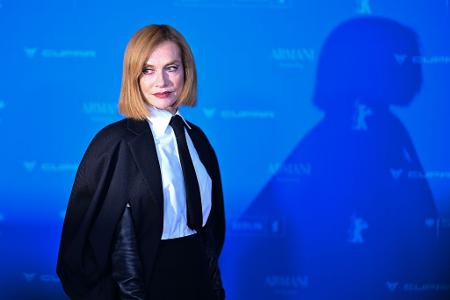 Isabelle Huppert steht während der Premiere des Films 