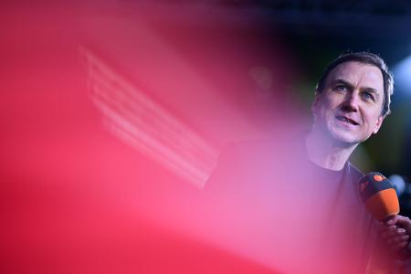 Lars Eidinger steht während der Premiere des Films 