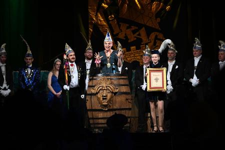 Katharina Schulze, Fraktionsvorsitzende der Grünen im Bayerischen Landtag, steht während der Prunksitzung der Kitzinger Karnevalsgesellschaft (KiKaG) nach der Verleihung des Schlappmaulordens in der Bütt. 