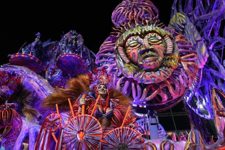 Eine Darstellerin der Sambaschule Grande Rio zieht auf einem Wagen während der Karnevalsfeierlichkeiten im Sambadrom in Rio de Janeiro.