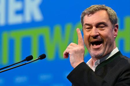 Markus Söder (CSU), Ministerpräsident von Bayern und CSU-Chef, steht beim politischen Aschermittwoch der CSU auf der Bühne.