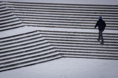 Schnee liegt am Morgen im Regierungsviertel in Berlin. 