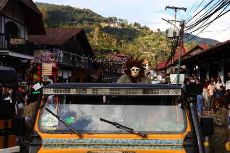 Ein als Gorilla verkleideter Mann nimmt an einem traditionellen deutsch-venezolanischen Fest während der Karnevalsfeierlichkeiten in Colonia Tovar in Venezuela teil. 