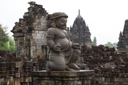 Figur in einer asiatischen Tempelanlage