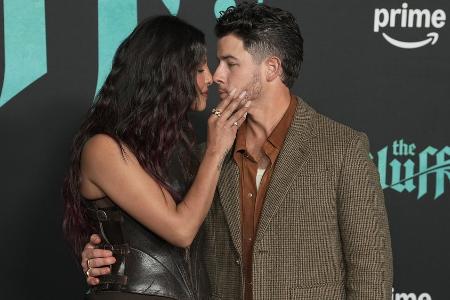 Nick Jonas und Ehefrau Priyanka turteln bei Premiere
