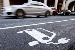 Im Alltagsbetrieb auf der Straße sind Plug-in-Hybride laut Fraunhofer ISI deutlich durstiger als auf dem Papier. (Archivbild)