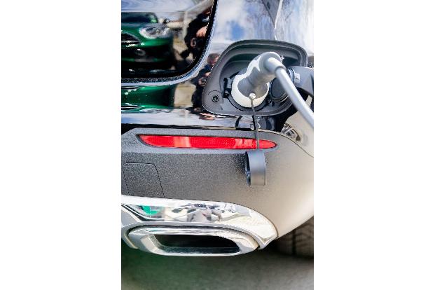 Ladekabel und Auspuff: Das muss ein Plug-in-Hybrid sein. (Archivbild)