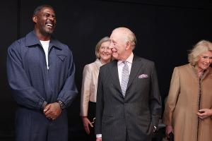 König Charles und Königin Camilla treffen Idris Elba in seiner Heimat
