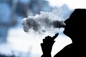 Hat diese Vaperin gerade einen der 13 umstrittenen Inhaltsstoffe inhaliert? Die Wahrscheinlichkeit ist hoch. (Symbolbild)